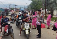 Kapolsek Petasia Bersama Bhayangkari Turun Langsung Bagi Takjil Gratis