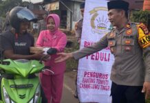 Personel Polsek Towuti Bersama Pengurus Bhayangkari Bagikan Takjil untuk Masyarakat