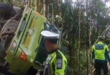 Sudah Sepekan Mobil Truck Ini Terbalik di Luwu Timur, Belum Diketahui Siapa Pemiliknya