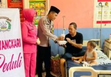 Polsek dan Bhayangkari Ranting Malangke Bagi Takjil