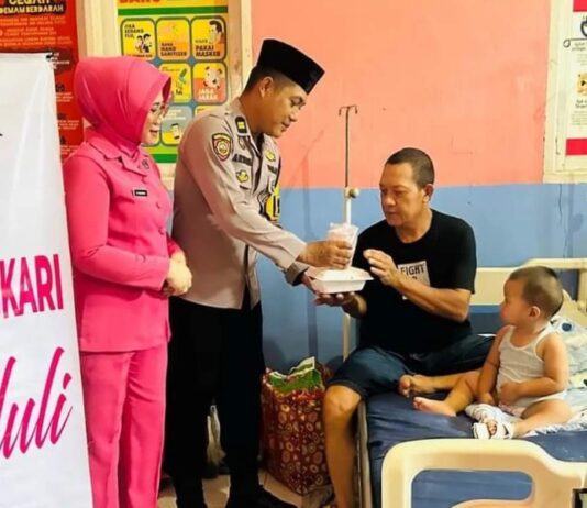 Polsek dan Bhayangkari Ranting Malangke Bagi Takjil