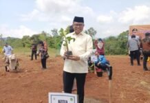 Ketua DPRD Luwu Timur Tanam Pisang Bareng Pj Gubernur Sulsel