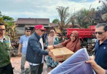 Bupati Luwu Timur Serahkan Bantuanuntuk Korban Kebakaran Rumah di Malili