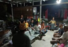 Puluhan Petani Rumput Laut Mengadu ke Rumah Kades Lampenai, Air Laut Tercemar Minyak