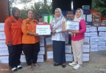Komunitas Sedekah Jum’at Setdakab Lutim Kembali Serahkan Bantuan untuk Korban Banjir Luwu