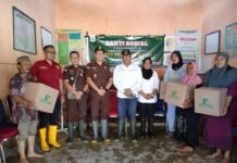 Kajari Bersama Kanit Tipikor Polres Luwu Utara Beri Bantuan Kepada Korban Banjir di Girikusuma