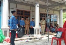 Camat Tomoni Timur Lepas Jenazah Pegawai PKM Tomoni dengan Upacara Kepegawaian