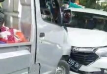 Mobil Bawa Bantuan dari Desa Bawalipu untuk Korban Banjir Luwu Tabrakan