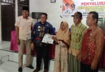 Camat Malangke Serahkan Bantuan BLT-DD Periode April Sampai Juni di Desa Tandung