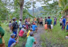 Sigap Atasi Banjir, Camat Angkona Terjunkan Warga Bersihkan Saluran Pembuangan Manakai