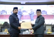 Wabup Akbar Serahkan 1 Buah Ranperda Tahap II Kepada DPRD Lutim