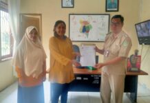 Camat Tomoni Timur Terima Hasil Musyawarah Penetapan Status IDM