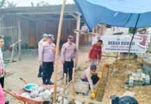 Wakapolres Luwu Timur Letakkan Batu Pertama Bantuan Bedah Rumah Rangkaian HUT Bhayangkara ke 78