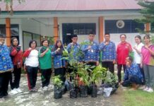 Dukung Gerakan “Peduliki Saya Jagaki”, Camat Tomtim Tanam Pohon Mangga di SMPN 1 Tomoni Timur