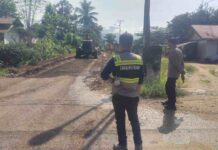 Prihatin Jalan Rusak di Beteleme, Kapolsek Lembo Lakukan Perbaikan Secara Swadaya