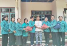 Kolaborasi PKK Kecamatan dan Desa Se-Tomoni Timur Gelar Aksi Berbagi Sembako