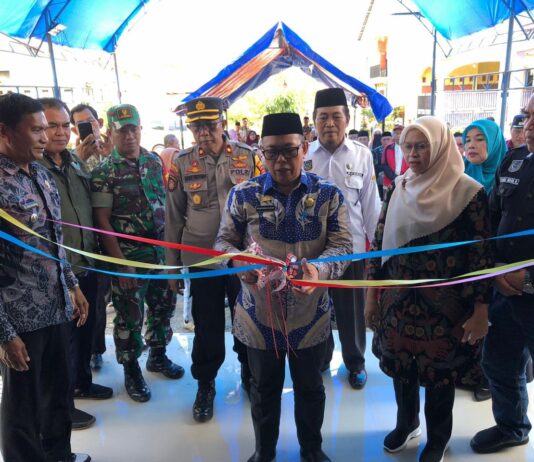 Sekda Luwu Utara Resmikan Gedung Sarana Olahraga di Desa Patoloan