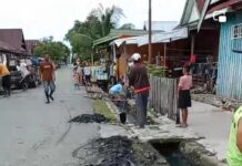 Kerap Terjadi Genangan Air Saat Hujan, Kades Lampenai Kerahkan Warga Bersihkan Drainase Tersumbat