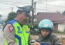 Satlantas Polres Morut Bagi Brosur Keselamatan PengendaraÂ
