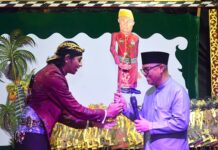 Bupati, Wabup dan Ketua PKK Lutim Hadiri Pagelaran Wayang Golek di Tomoni