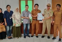 Pemdes Cendana Hitam Salurkan Rp 10 Juta untuk Bumdesma Tomoni Timur