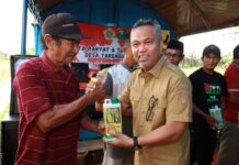 Hadiri Pesta Rakyat, Budiman Serahkan Bantuan Pupuk Organik Cair kepada Gapoktan