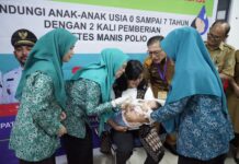 Buka Pencanangan PIN Polio Tingkat Kabupaten, Hj. Sufriaty Lakukan Pemberian Imunisasi