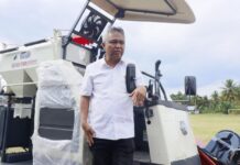 Budiman Serahkan Mesin Panen, Pupuk dan Benih Padi di Desa Lera