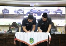 Wabup Akbar Serahkan Rancangan KUA PPAS TA. 2024 Kepada DPRD Lutim