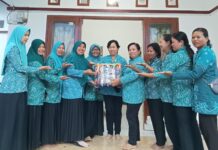 Peduli Lingkungan, TP PKK Kecamatan Tomtim Buat Kursi Ecobrick
