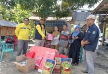 Didampingi Camat Malangke, Kadis Sosial Luwu Utara Serahkan Bantuan Kepada Korban Kebakaran di Desa Tolada