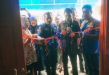 Didampingi Kasat Pol PP dan PKP Luwu Utara, Camat Bone-Bone Resmikan Posko Satu Kekasih Damkar