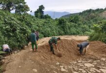 Babinsa Pimpin Kegiatan Kerja Bakti Bersama Masyarakat Timbun Jalan Berlubang di Desa Ganda-Ganda