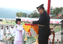 HUT RI ke-79, Kapolres Morowali Utara Pimpin Upacara Penurunan Bendera