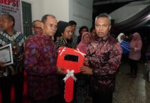 Bupati Budiman Serahkan Penghargaan dan Bantuan di Malam Resepsi Kenegaraan