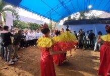 Tarian Adat Sambut Paslon Delis-Djira di KPU Morowali UtaraÂ