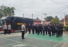 Sukses Pengamanan Pendaftaran Bacalon Bupati Luwu Timur, Kapolres Lepas Satu Peleton BKO Brimob