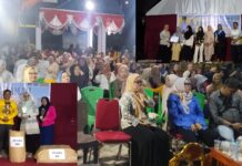 Ratusan Warga Padati Kantor Desa Selli, Kades Bagi-Bagi HadiahÂ