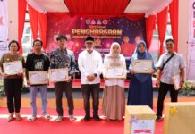 Budiman Serahkan Penghargaan Kepada Wajib Pajak Berprestasi dan 5 Ambulance untuk PKM