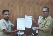 Kadis Dukcapil Luwu Utara Serahkan 200 Dokumen Kependudukan Warga Desa Muktijaya