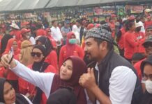 Usai Pengukuhan Tim Pemenangan Kecamatan Wotu, Akbar Jadi Rebutan Selfie