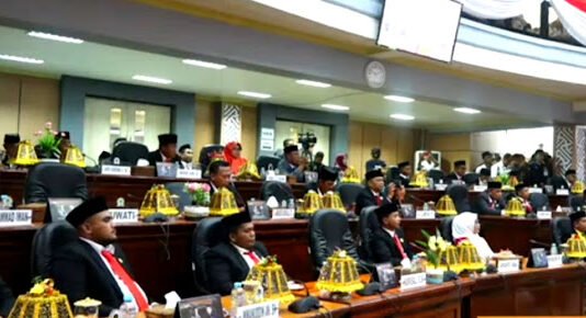 H.M Siddiq Bacakan Susunan Fraksi Rapat Paripurna DPRD Luwu Timur