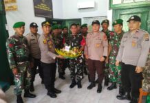 Pererat Sinergi TNI Polri, Kapolsek Petasia Berikan Nasi Tumpeng Sebagai Ucapan HUT TNI ke 79 di Koramil 1311-03