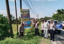 Hari Ketiga Operasi Zebra, Satlantas Polres Luwu Utara Sosialisasi Keselamatan Melalui Pemasangan Baliho