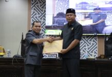 Pjs Bupati Jayadi Serahkan Ranperda APBD 2025 ke DPRD Lutim