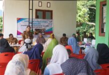 Peduli Stunting, Pjs Bupati Lutim Kunjungi Kampung KB Desa Parumpannai