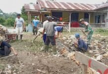 Babinsa Koramil 1311/ Soyo Jaya Gotong Royong Bersama Warga Bangun Pondasi