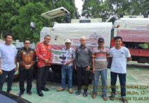 Dinas Pertanian Luwu Timur Serahkan Dua Unit Combine untuk Petani