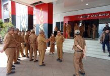 Bupati Delis Julkarson Pimpin Apel Pagi ASN di Lingkup Pemda Morowali Utara
