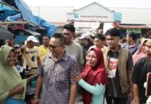 Kunjungi Pasar Bone-Bone, Muhammad Fauzi Diserbu Emak-Emak Untuk Foto Bersama dan Teriak MAJU